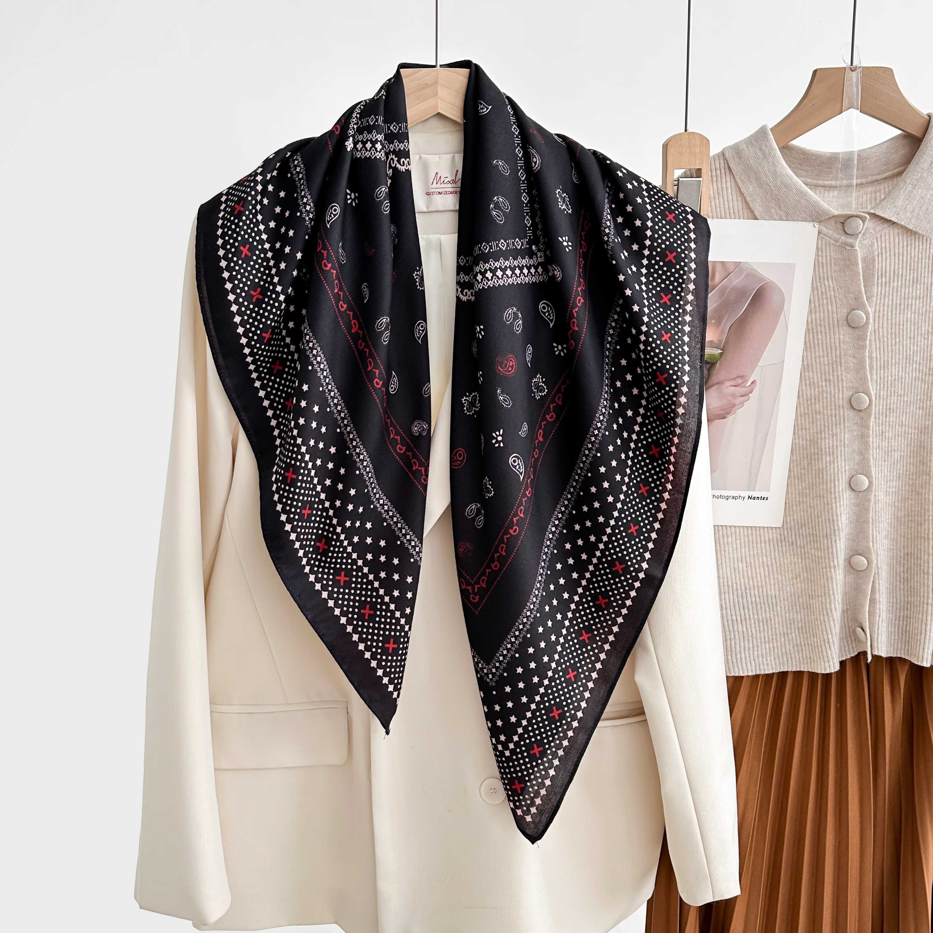 The 2025 new retro silk oil painting silk and wool square scarf is fashionable and simple. It is a soft and easy-to-match square scarf shawl details Picture