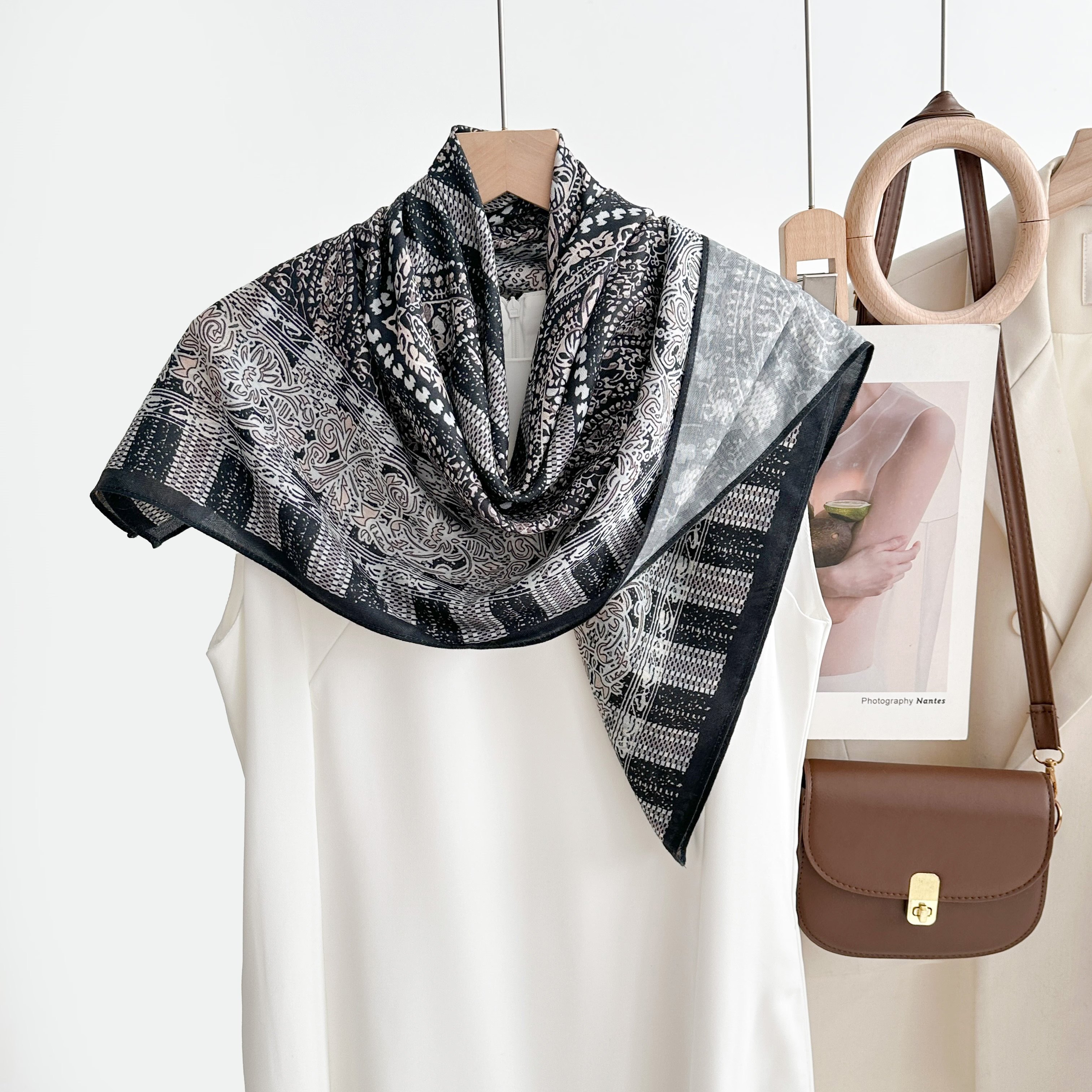 The 25-year new style square scarf for women, dark and versatile, fashionable printed oil painting silk scarf, fashionable shawl, high-end trendy accessories for spring, summer, autumn and winter details Picture