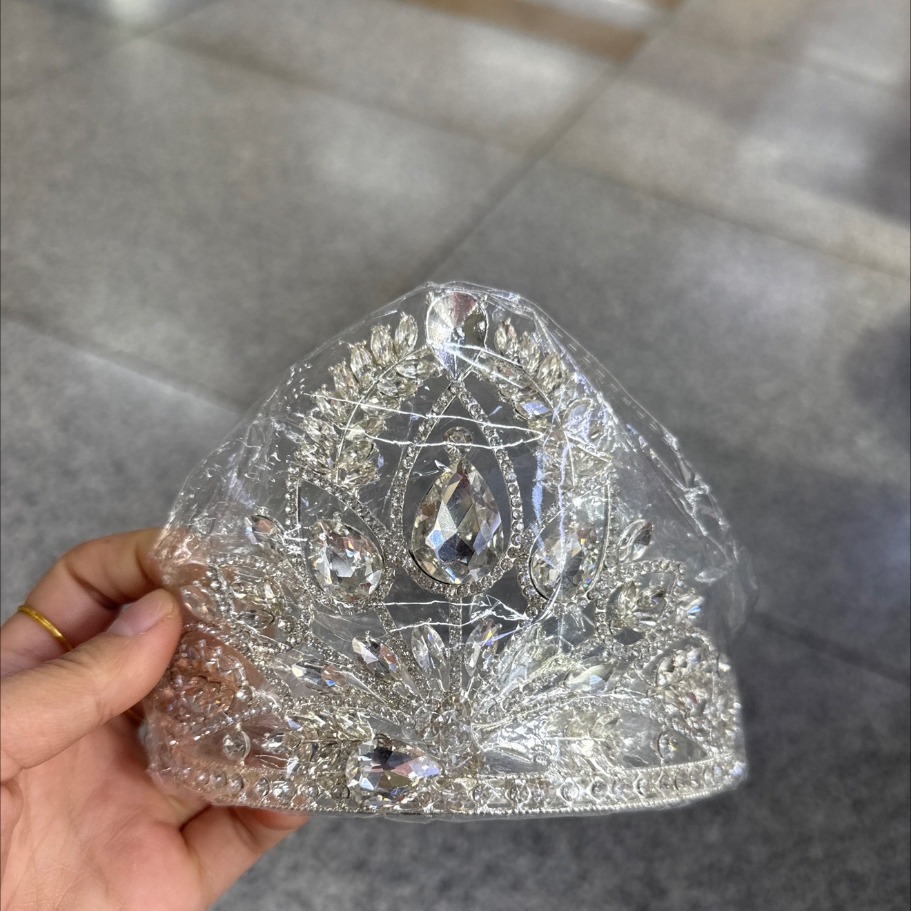 合金皇冠，头饰，流行饰品，流行发饰，水晶玻璃皇冠，大皇冠饰品皇冠王冠锆石皇冠皇冠儿童