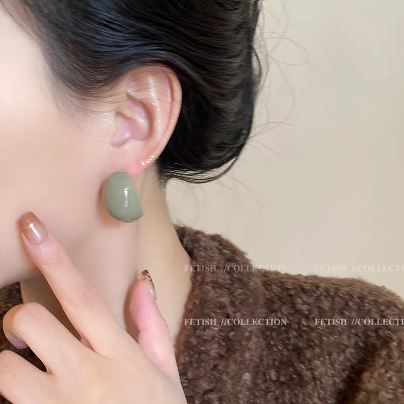 Fashionable ear studs, autumn and winter resin earrings, simple and versatile ear studs, women's temperament and personality earrings, new ear studs as accessories Item Picture