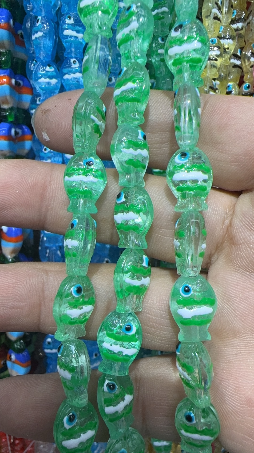 手绘手工琉璃小鱼，颜色多，色彩斑斓，欢迎您的光临！琉璃水晶珠子详情图3