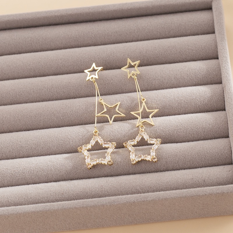 Light Luxury And Exquisite Diamond-Encruted Star-Studded Long Earrings, Super Dazzling, Fashionable And Versatile, High-End Mosquito Coil Plate Ear Clips, No Ear Holes Application Scenario