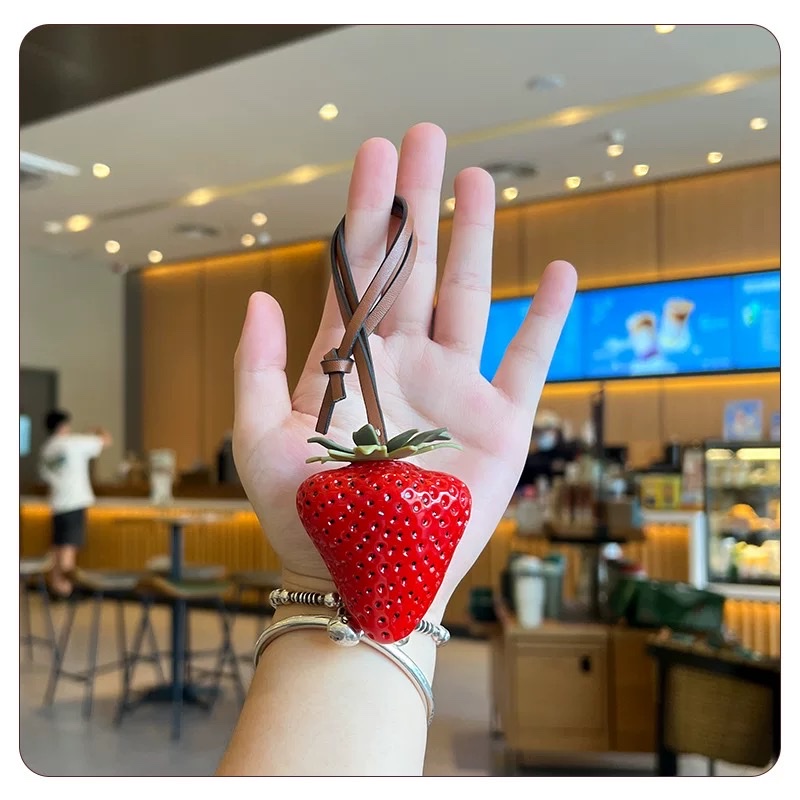 The simulation of "Xi Shang Mei Shao Mei You Worry" strawberry pendant, "Mei You Worry" bag pendant, big strawberry car pendant, Internet celebrity Application Scenario
