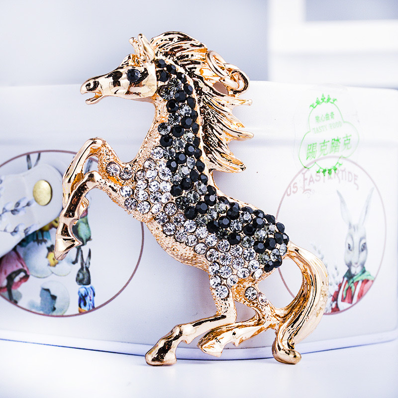 Twelve Chinese zodiac horse water diamond keychain glass pendant, key pendant, creative and personalized cartoon key chain gift Application Scenario