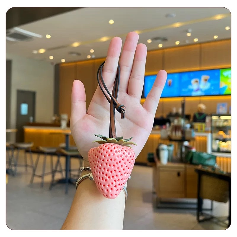 The simulation of "Xi Shang Mei Shao Mei You Worry" strawberry pendant, "Mei You Worry" bag pendant, big strawberry car pendant, Internet celebrity Item Picture