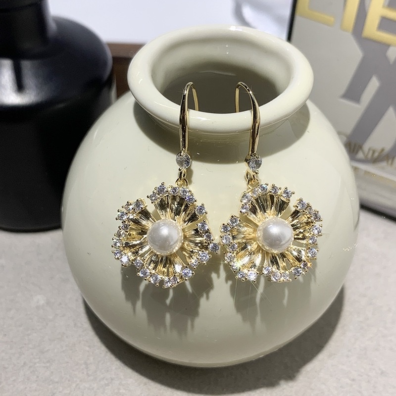 Fashionable stud hooks, earrings, ear plugs, simple and versatile earrings, women's personalized stud earrings, earrings and accessories, autumn and winter new arrivals detail image 2