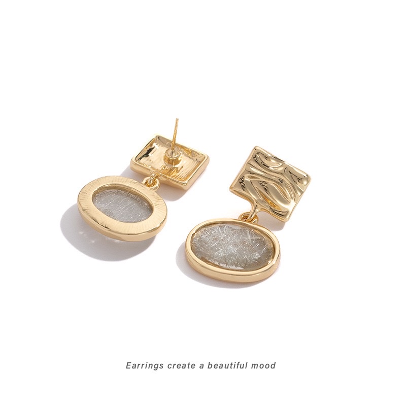 Retro Pleated Texture Square Earrings, Fashionable Commuting Transparent Earrings Application Scenario