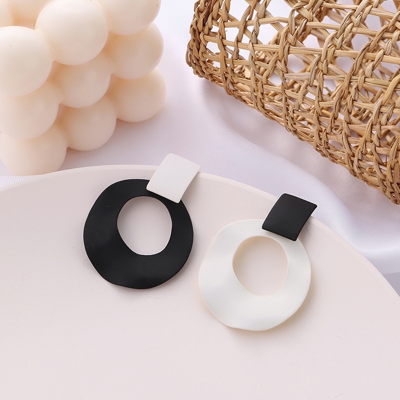 Black And White Contrasting Stud Earrings ~ Instagram Cold Style Asymmetrical Earrings For Women, Simple And Versatile Round Retro Earrings For Women Item Picture