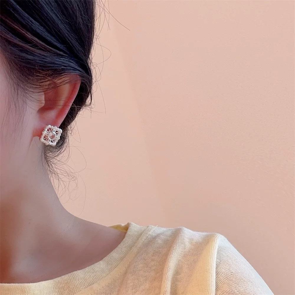 Silver ring, women's personality, golden colored flower moissanite jewelry, men's fashionable ring, women's accessory, retro niche, cool style, women's small, simple, fashionable and versatile, cross pendant, stud, moissanite ring, silver Application Scenario