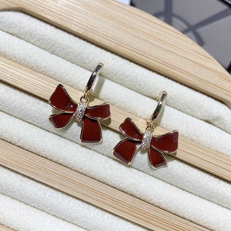 Fashionable stud earrings, oil-dripping bow earrings, versatile stud accessories for women, trendy earring accessories Application Scenario