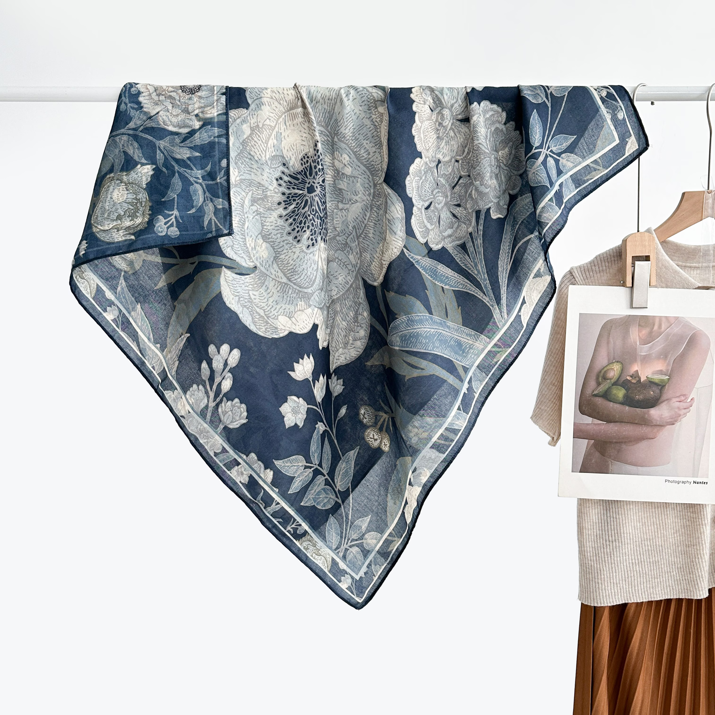 The 2025 new style square scarf for women, dark double-sided, versatile, fashionable printed oil painting silk scarf, fashionable shawl, high-end spring, summer, autumn and winter trendy accessories Specification image