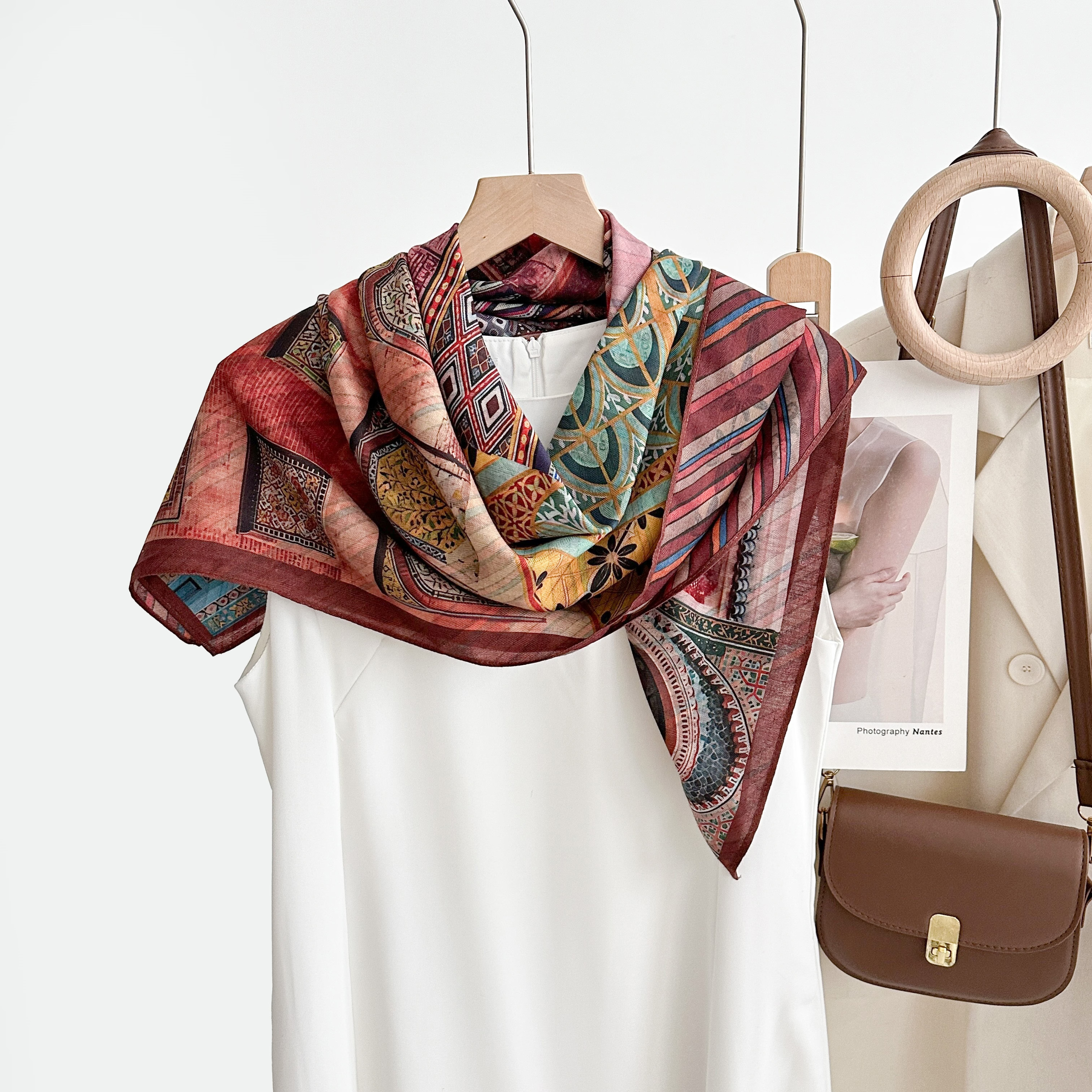 The 25-year new women's double-sided square scarf is a versatile and fashionable printed oil painting silk scarf and shawl. It is a high-end trendy accessory for spring, summer, autumn and winter details Picture