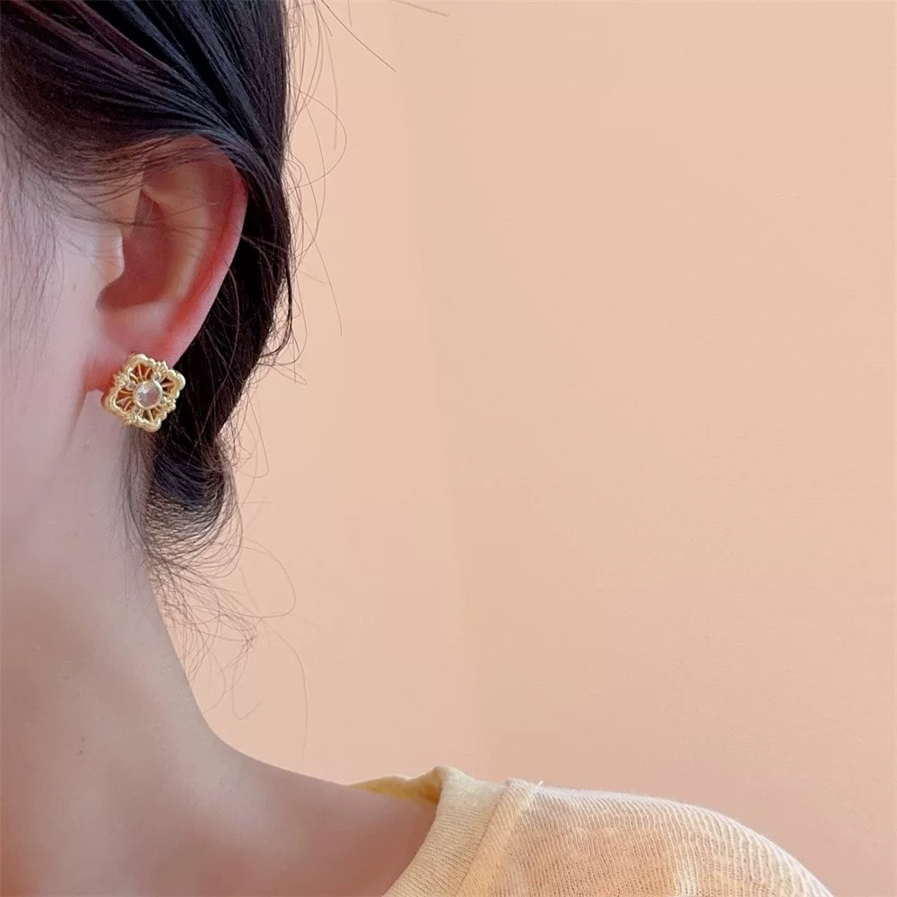 Silver ring, women's personality, golden colored flower moissanite jewelry, men's fashionable ring, women's accessory, retro niche, cool style, women's small, simple, fashionable and versatile, cross pendant, stud, moissanite ring, silver details Picture