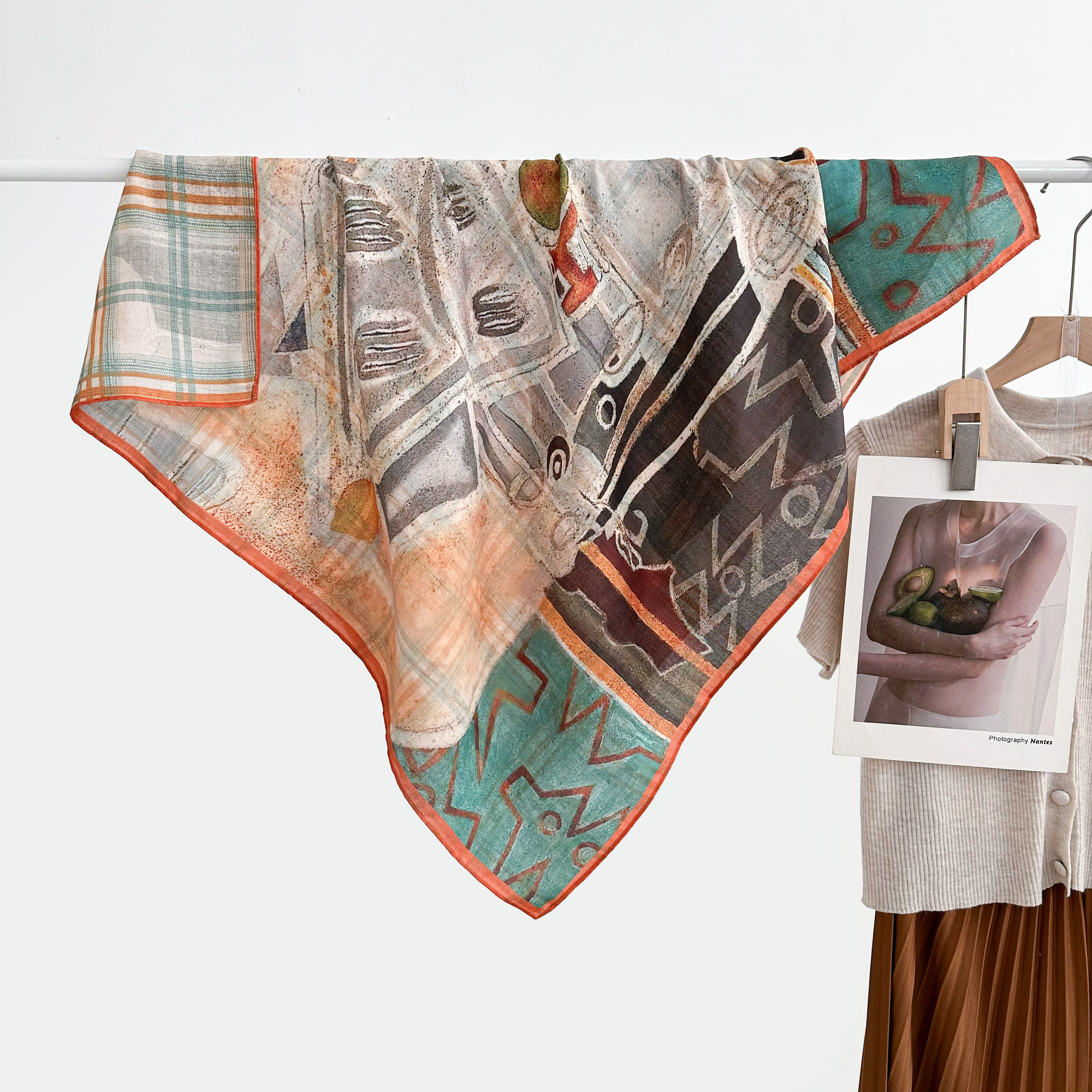 The new style of the 2025 square scarf for women is a fresh and stylish double-sided printed oil painting silk scarf shawl, a high-end autumn and winter trend accessory Specification image