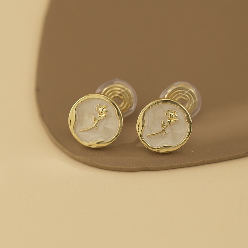 French Retro Light Luxury Golden Rose Earrings Are Simple, Elegant And Fashionable Application Scenario