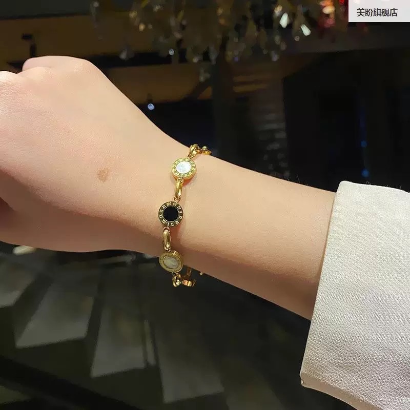 Korean version Roman black and white shell fashion bracelet Item Picture