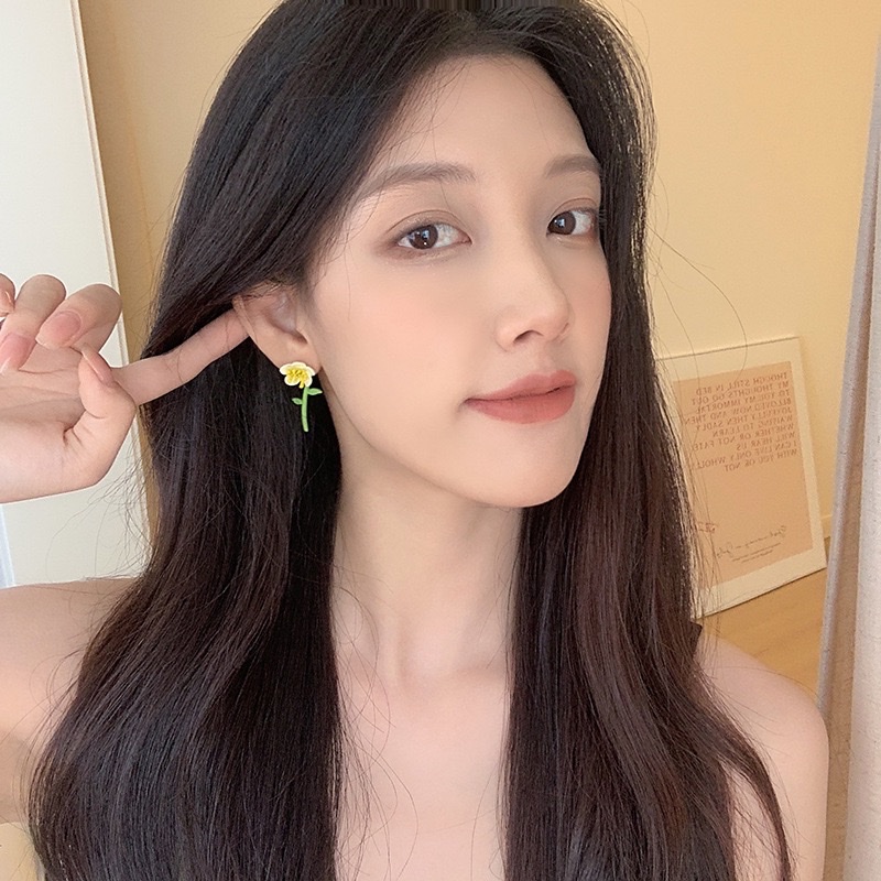 Fashionable And Fresh Flower Earrings For Women, Asymmetrical Japanese Stud Earrings, Forest-Style Earrings, Mosquito Repellent Trays, No Ear Holes, Ear Clips For Women Application Scenario