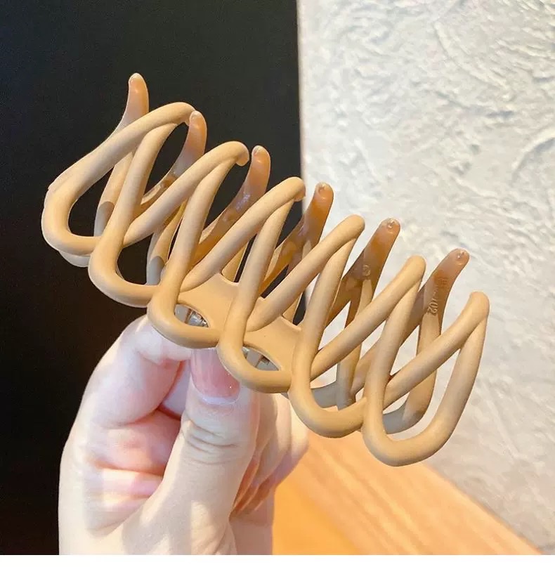 Korean matte fence keel wave clip, large hair volume, ins hair clip, women's back head updo, shark clip Application Scenario