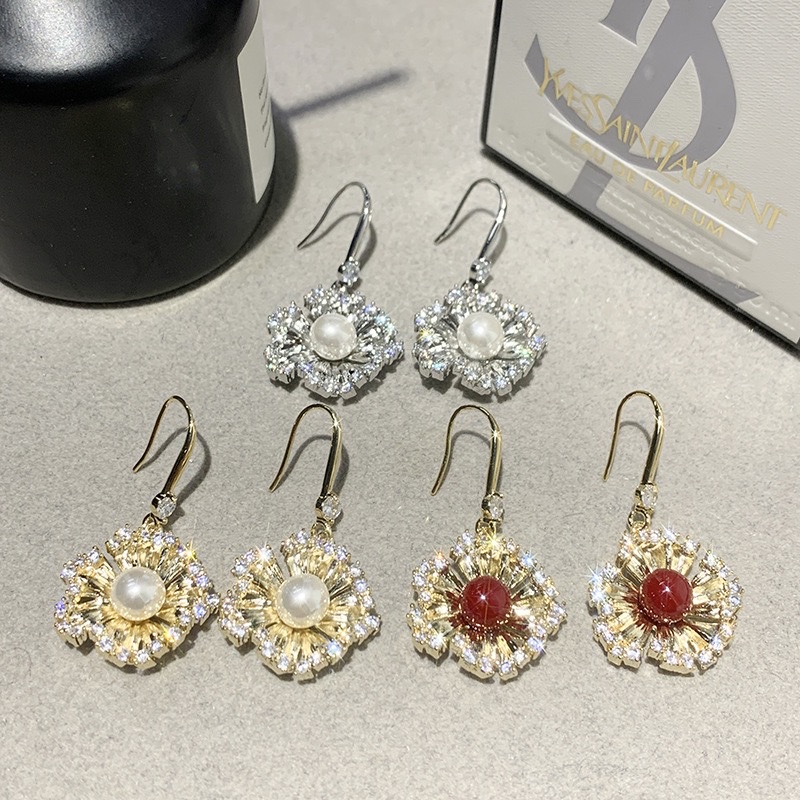 Fashionable stud hooks, earrings, ear plugs, simple and versatile earrings, women's personalized stud earrings, earrings and accessories, autumn and winter new arrivals