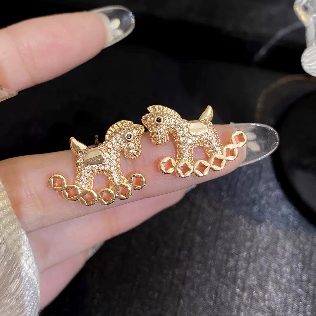 Horse Year zodiac Year Pony earrings, golden pony-shaped stud earrings for women, high-end and versatile earrings, light luxury and elegant ring, golden wooden horse coin micro-inlaid stud earrings for women, 2025 new best-selling high-end earrings, exquisite and unique float Specification image