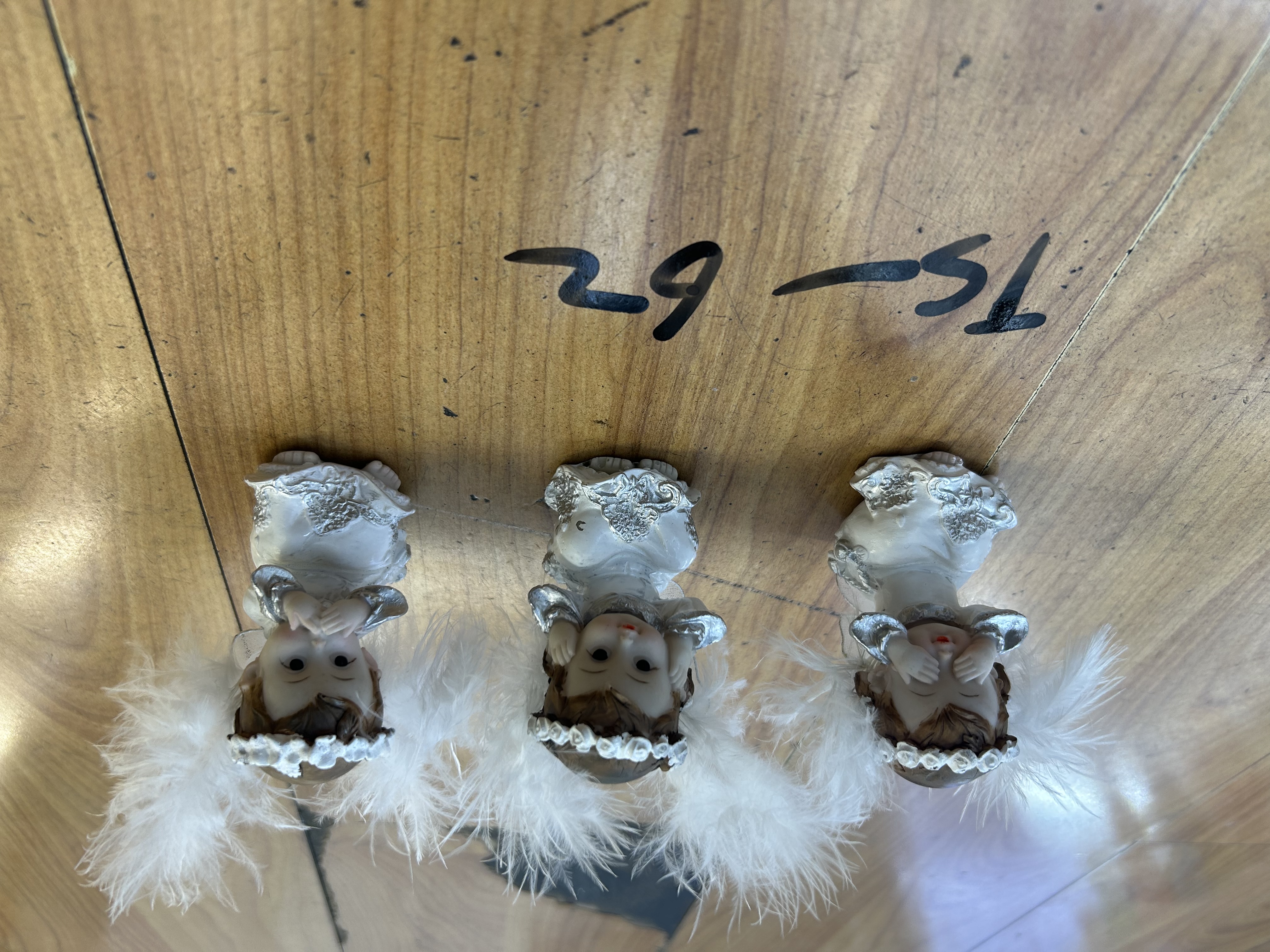 树脂天使，带翅膀羽毛，是摆放办公室、客厅，书桌上非常理想的工艺品摆件