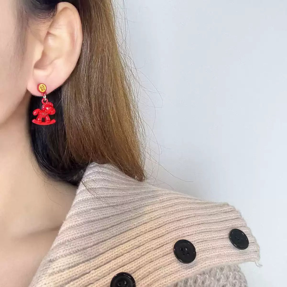 新年中国风红色福字木马耳环女马上有钱喜庆氛围个性时尚可爱耳饰详情图3