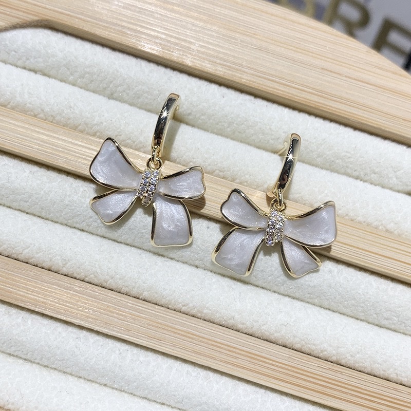 Fashionable stud earrings, oil-dripping bow earrings, versatile stud accessories for women, trendy earring accessories detail image 3