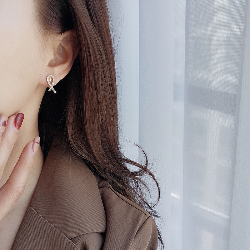 High-End Light Luxury Stud Earrings, Cross-Geometric Full-Diamond Earrings, French-Style Fashionable Earrings, Mosquito-Repellent Incense Plate Ear Clips, No Ear Holes details Picture