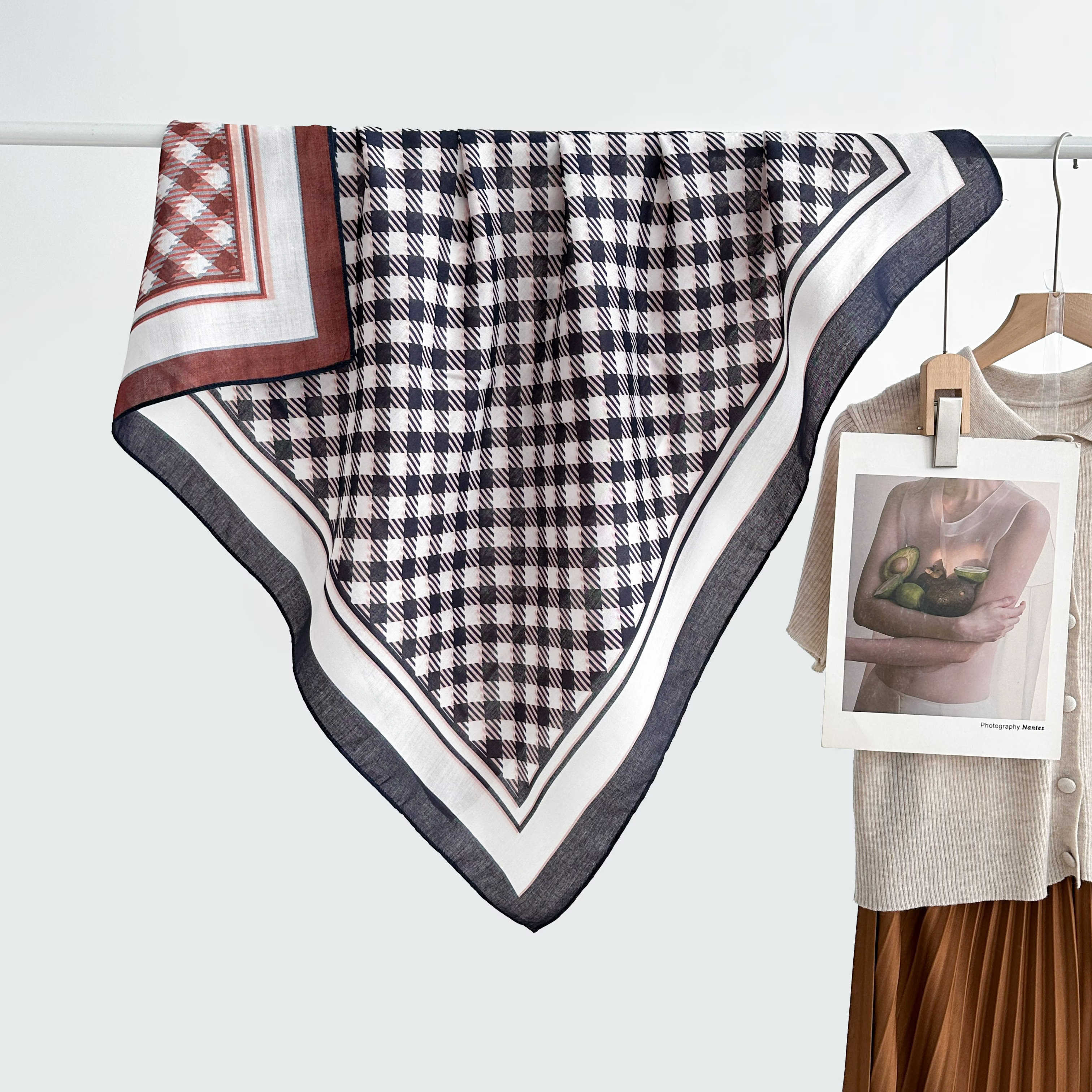 The 2025 new style square scarf, women's checkered double-sided, versatile and fashionable printed oil painting silk scarf, fashionable shawl, high-end autumn and winter trendy accessory details Picture