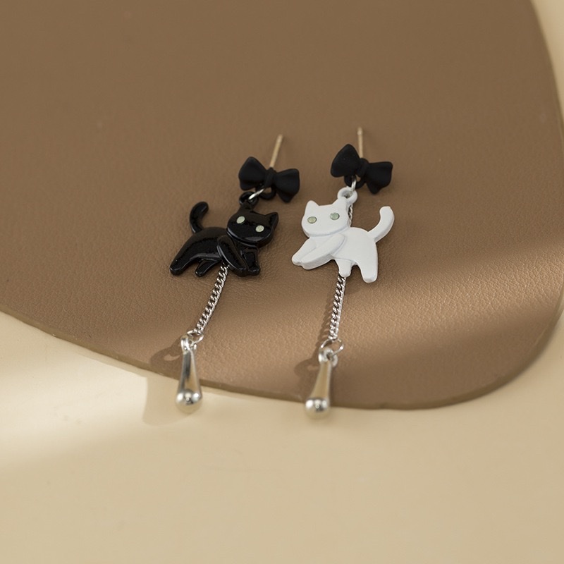Asymmetrical, Cold And Stylish Black And White Cat Earrings, Long Tassels, Elegant And High-End Mosquito Repellent Incense Plate, No Ear Holes, Ear Clips Application Scenario