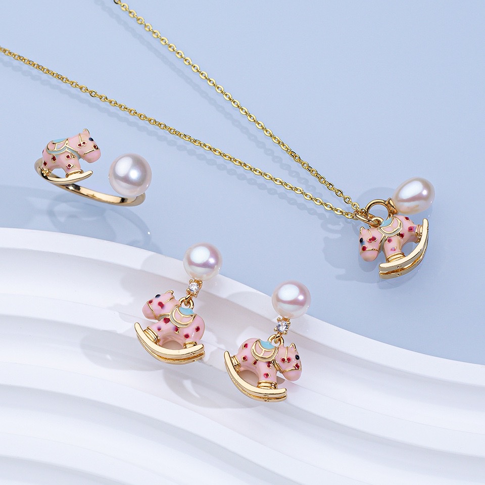 Three-piece Wooden Horse set of natural pearl earrings detail image 6