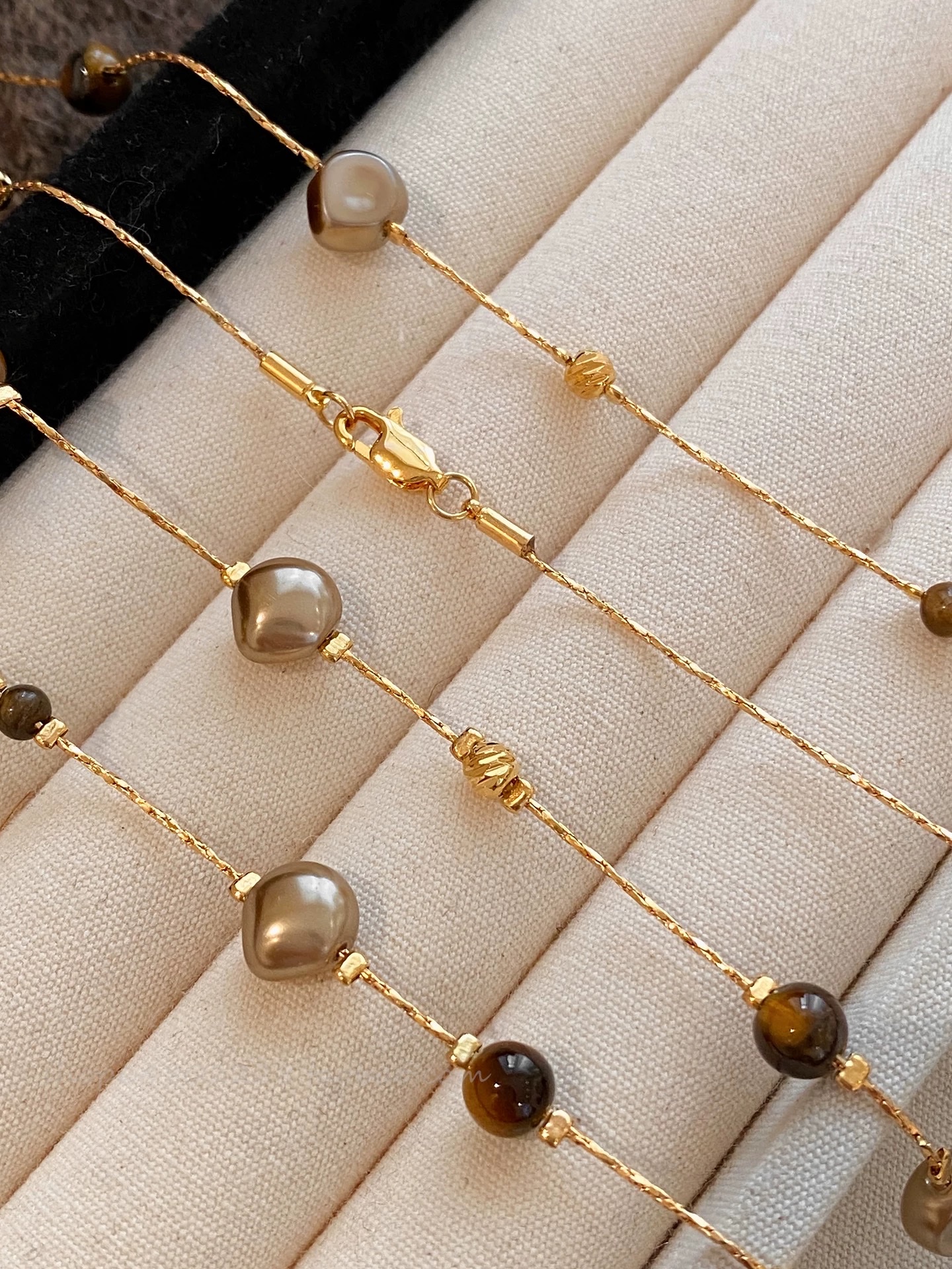 美拉德虎眼石珍珠项链女秋冬季2025爆款百搭轻奢高级感长款毛衣链珍珠项链珍珠项链珍珠项链白底实物图