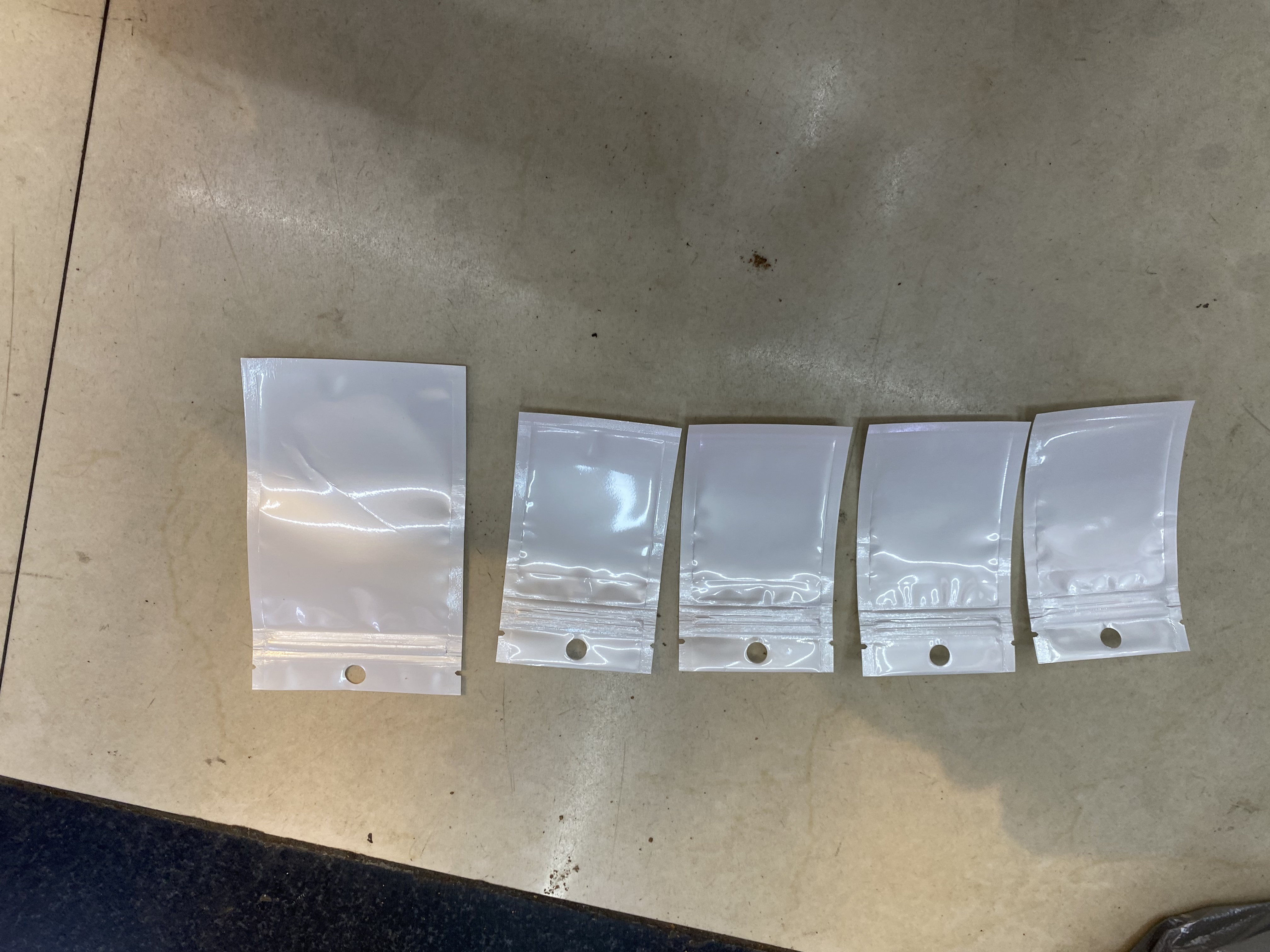 珠光膜卡头袋，来样订做，按客户尺寸订做，7x10，8x11，6x10，款式多样，来样订做，货期不长，印标志也可以包装袋