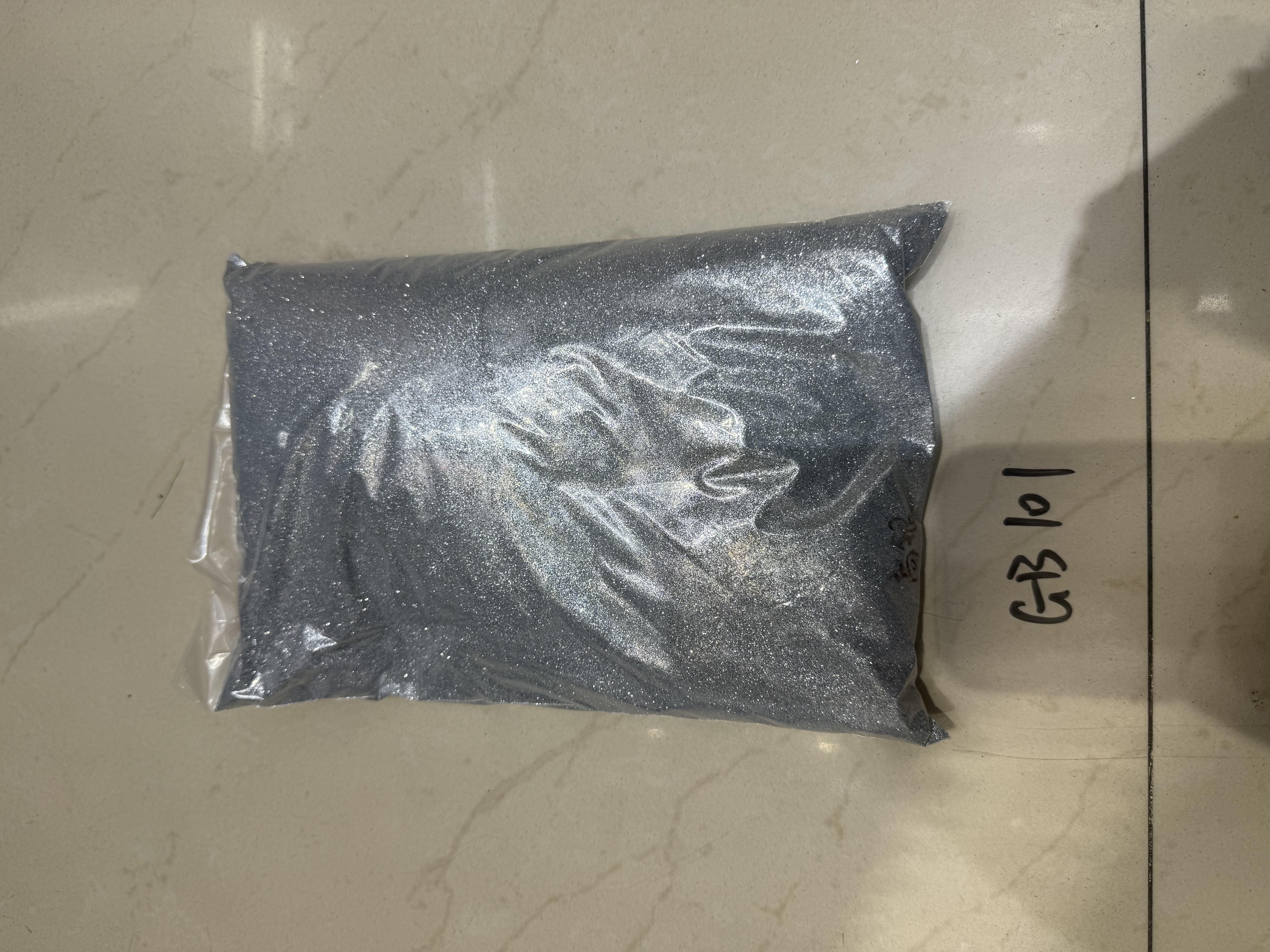 高银，单色高银，颜色亮，质量佳，颗粒细腻，规格均匀，用于花类、服装上效果极好。用量大用量广。