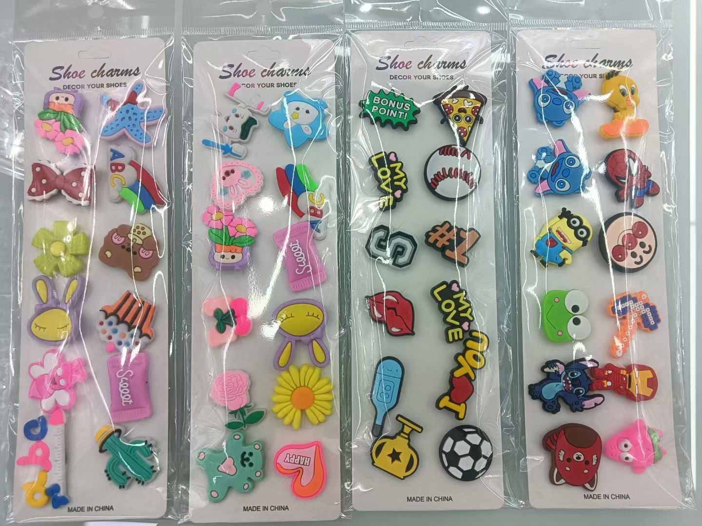 鞋扣，包包配饰可以自由搭配，有很多款式可以选择，欢迎客户前来选购下单，店里还有很多款式产品图