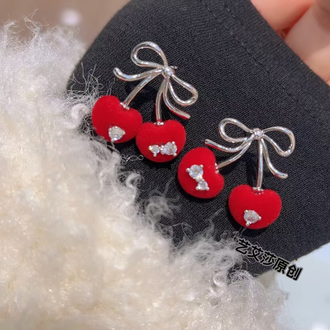 2025新年红韩版时尚潮流植绒红樱桃蝴蝶结耳环白底实物图