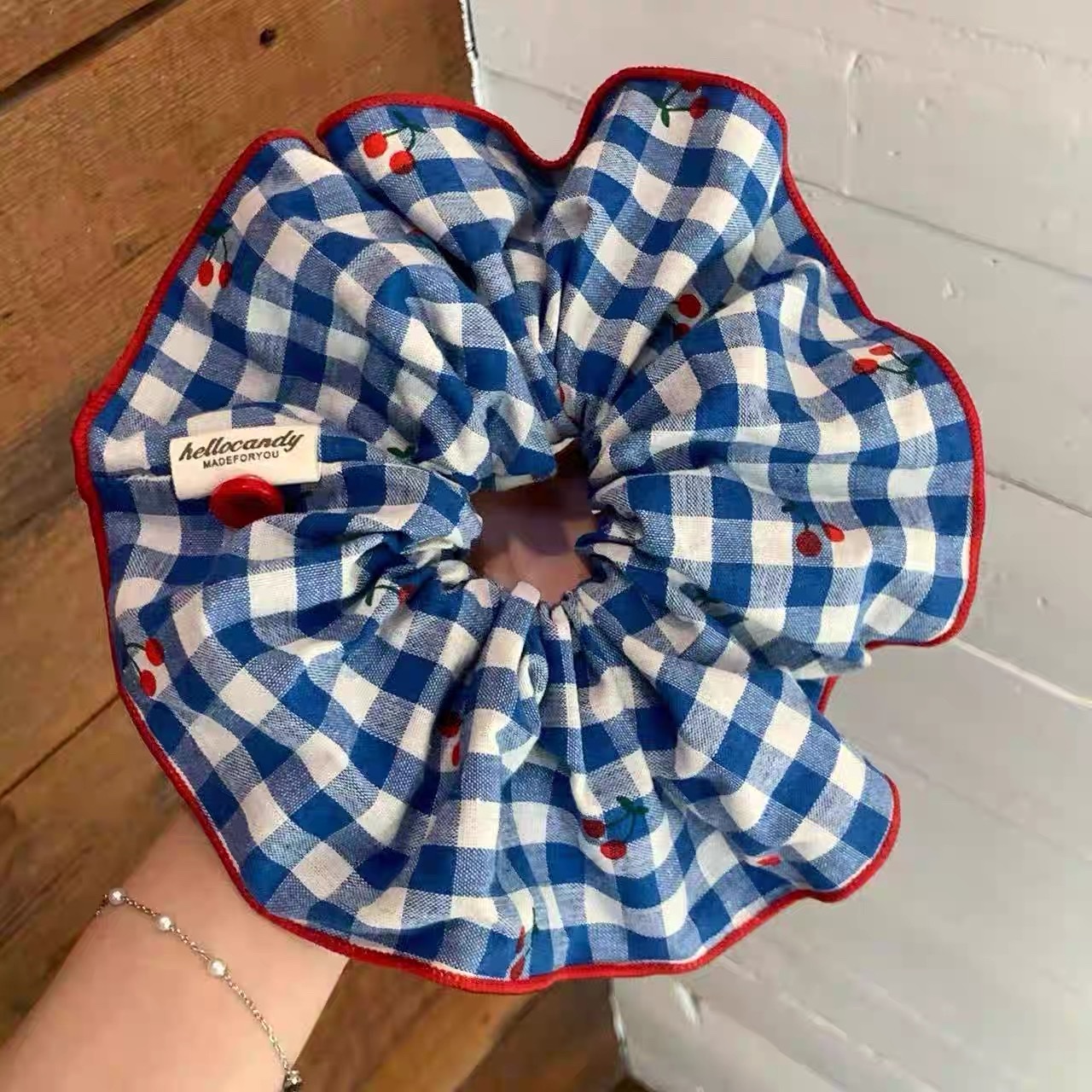 2025 New fashion accessories: Hair bands, large intestine hair ties, best-selling square scarves, hair bands, versatile hair accessories, hair ties, student hair ties, and trendy headwear Application Scenario