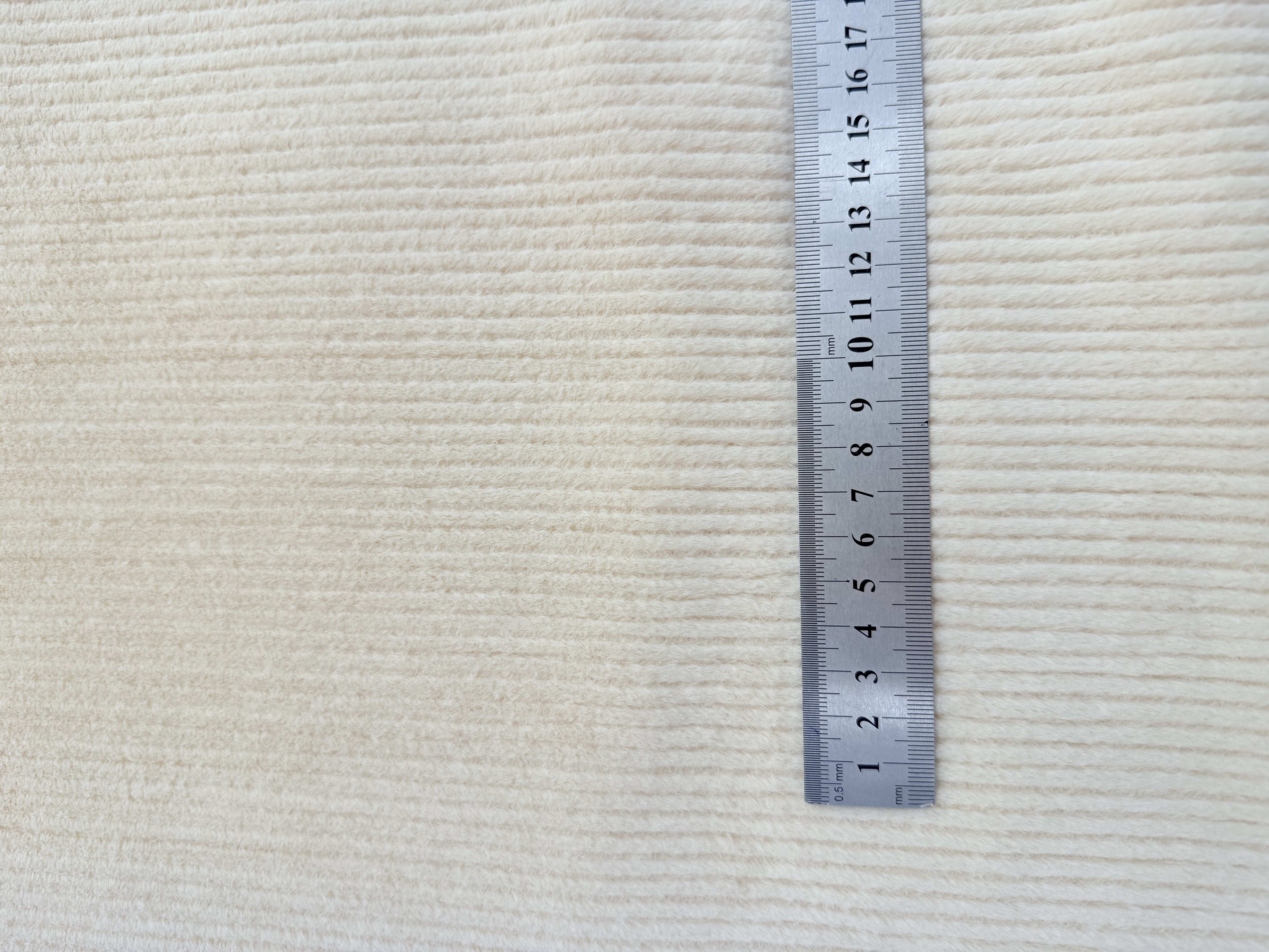 The manufacturer has in stock fine rabbit down and jade rabbit down drawstring fabric, 40-cent high plush toy, clothing, shoe materials and luggage fabric Specification image