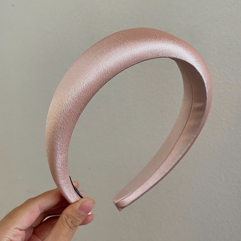 The satin series of colorful silky sponge hair bands exude a simple yet sophisticated Korean style. It also features a stylish face-washing headband and hair clip Item Picture
