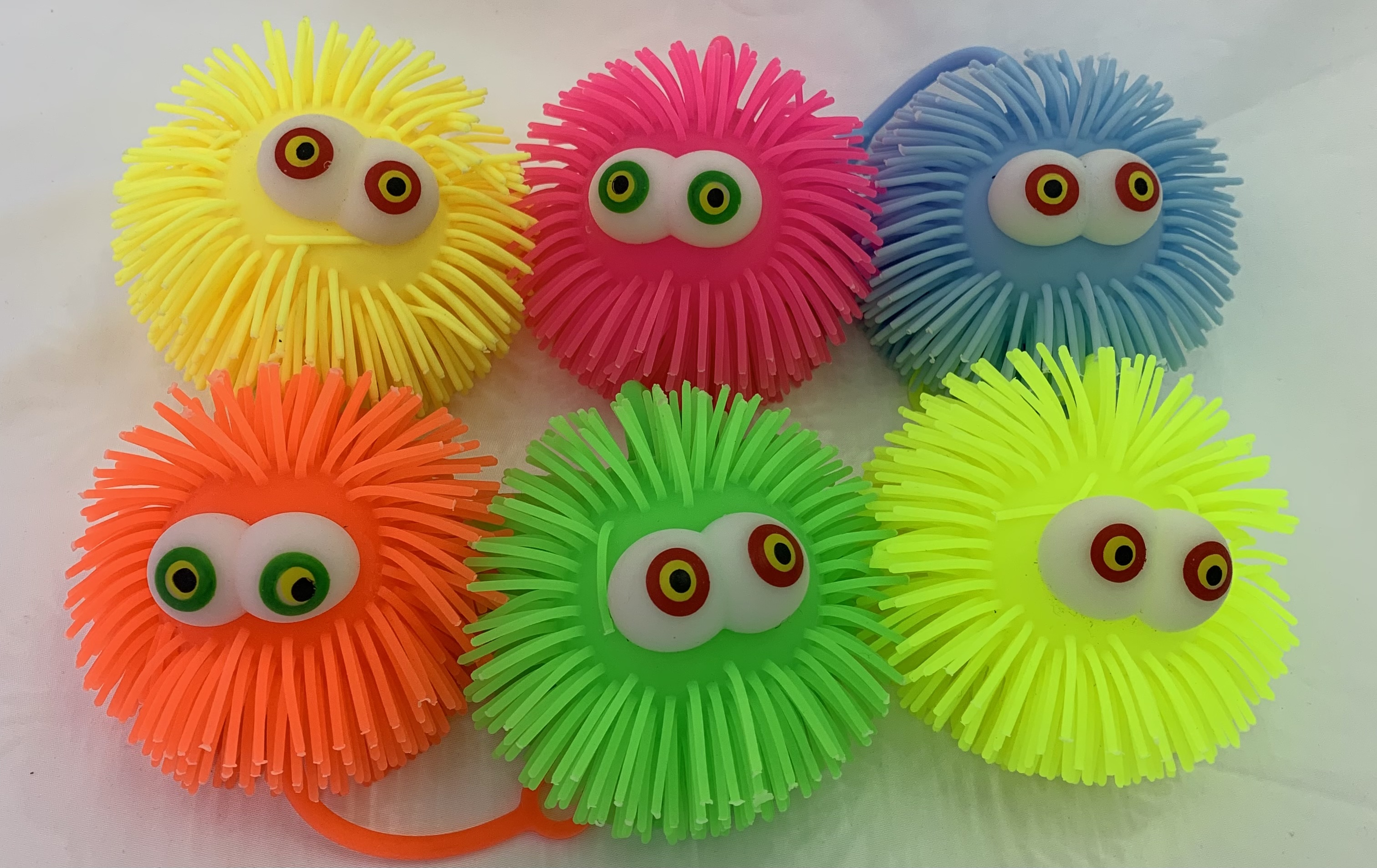 60克突眼带灯毛毛球