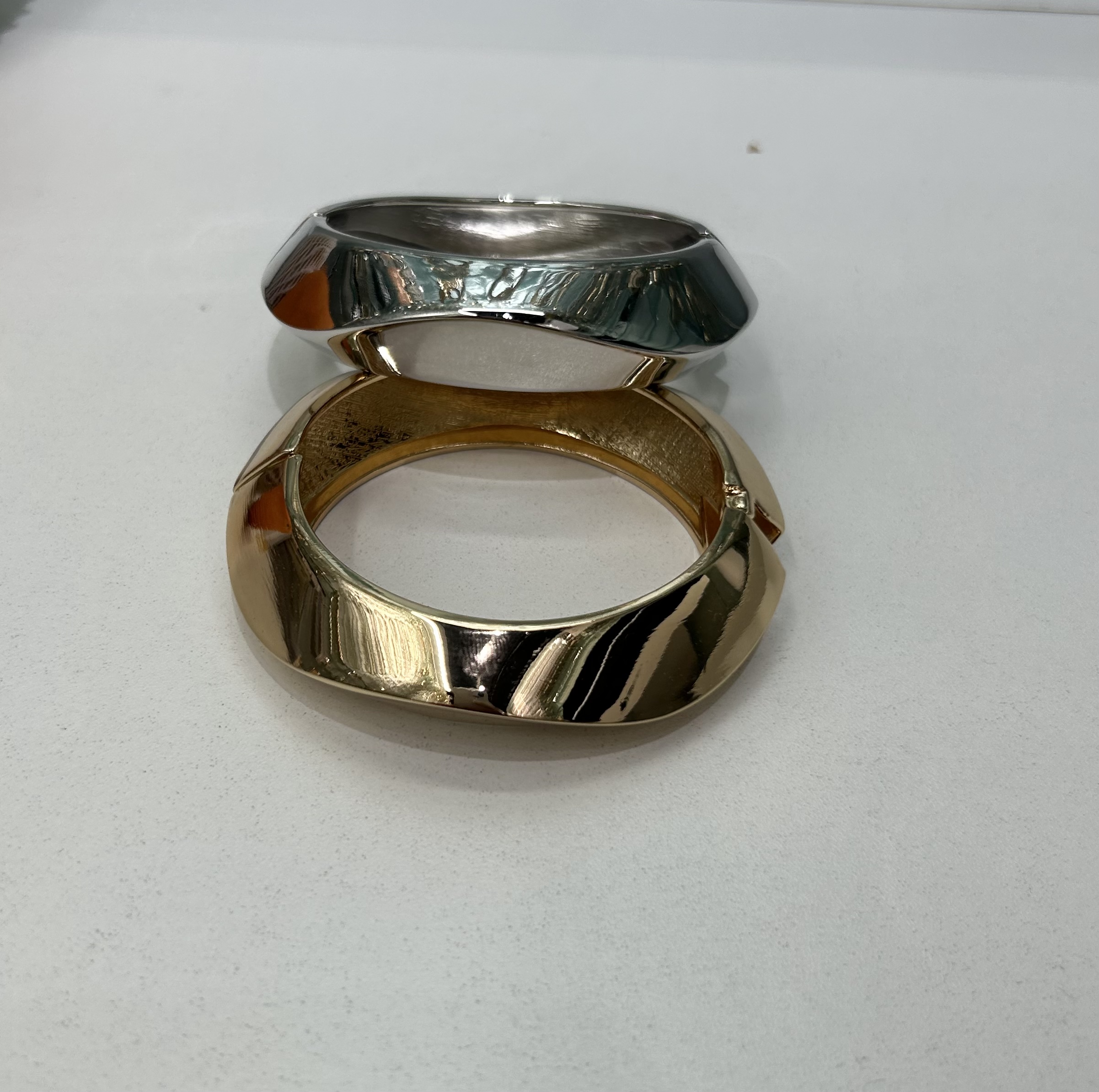 时尚锌合金手镯，中间的线条分割，如一条亮带缠绕腕间；中性简约个性大气，流行欧美，𣈱销东南亚、日韩