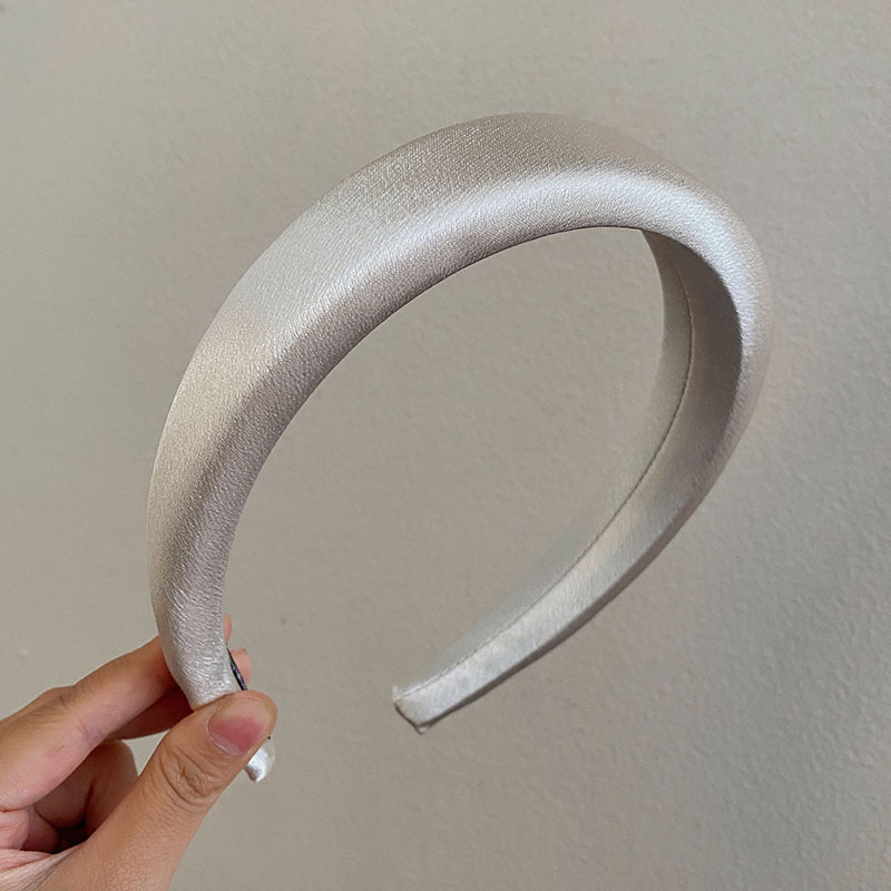 The satin series of colorful silky sponge hair bands exude a simple yet sophisticated Korean style. It also features a stylish face-washing headband and hair clip Specification image
