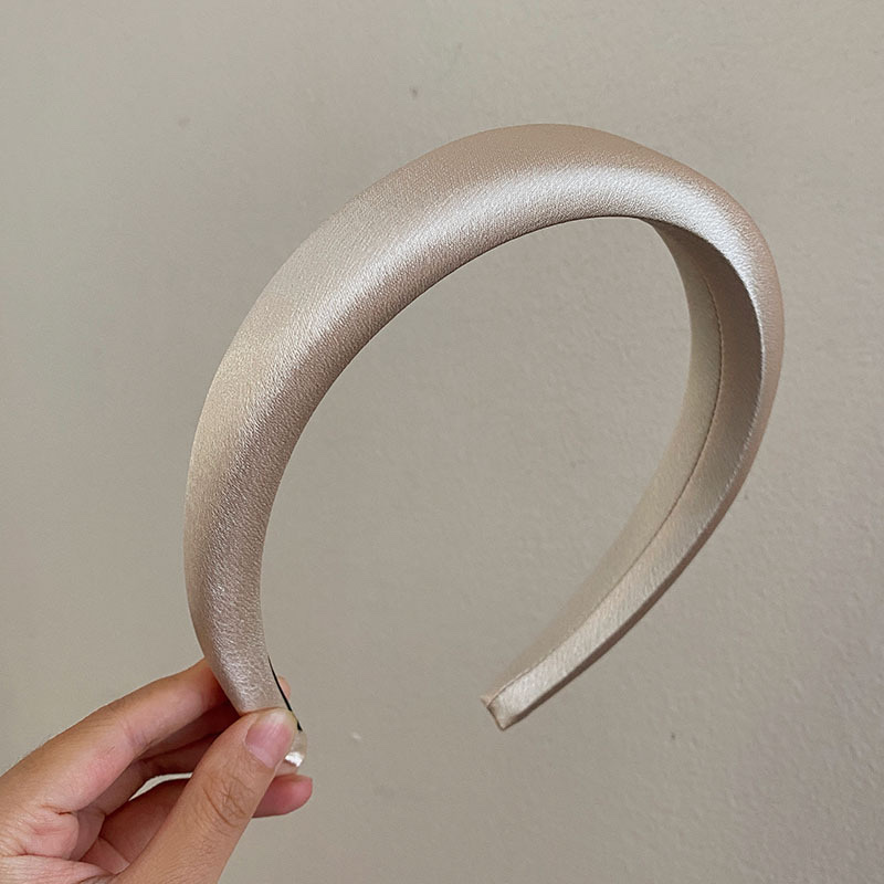 The satin series of colorful silky sponge hair bands exude a simple yet sophisticated Korean style. It also features a stylish face-washing headband and hair clip Application Scenario