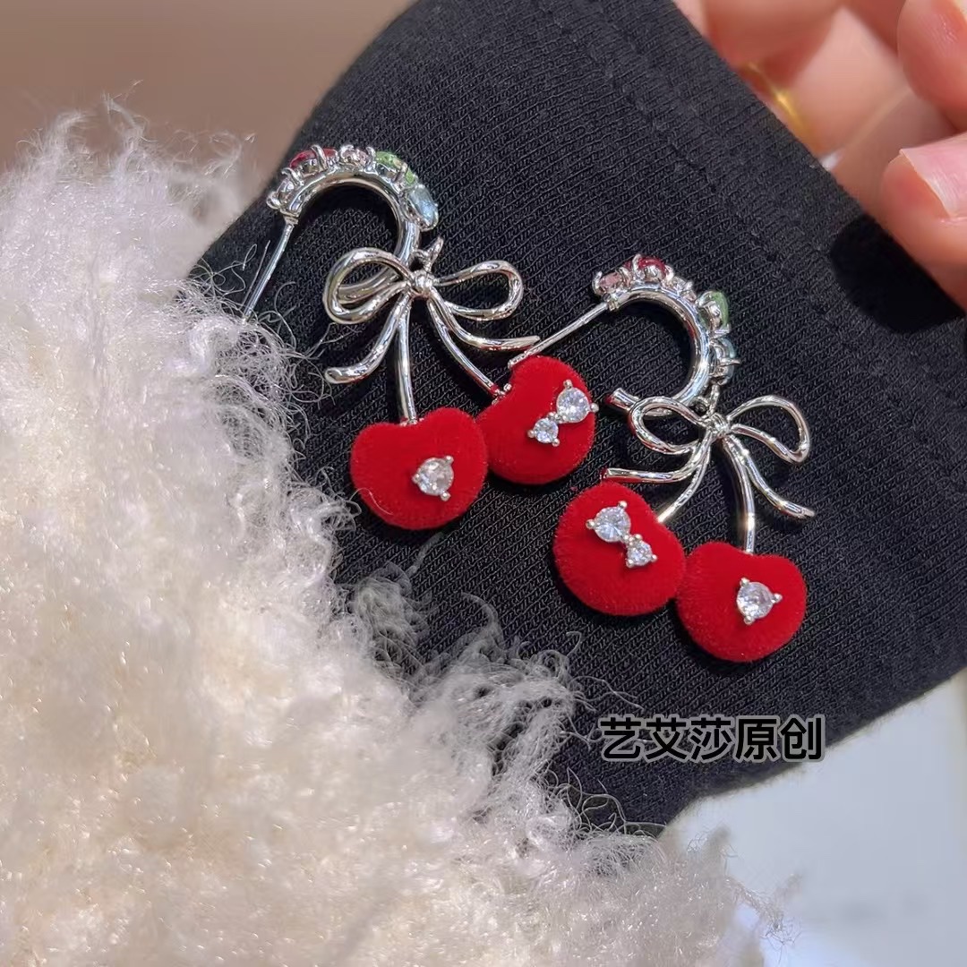2025新年红韩版时尚潮流植绒红樱桃蝴蝶结耳环细节图