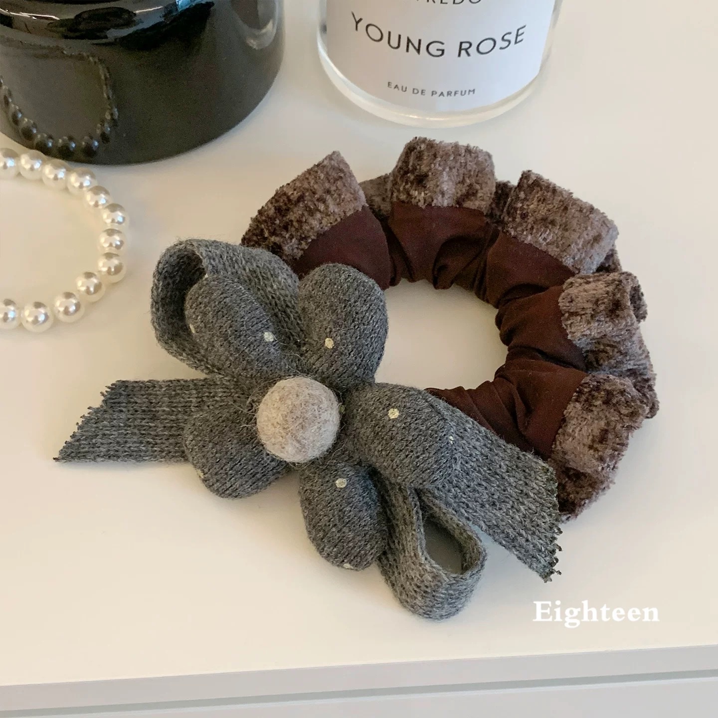 Korean-style coffee-colored bow, flower velvet, large intestine hair band, women's hair tie, high-elasticity hair accessory, hair tie, leather band, autumn and winter Application Scenario