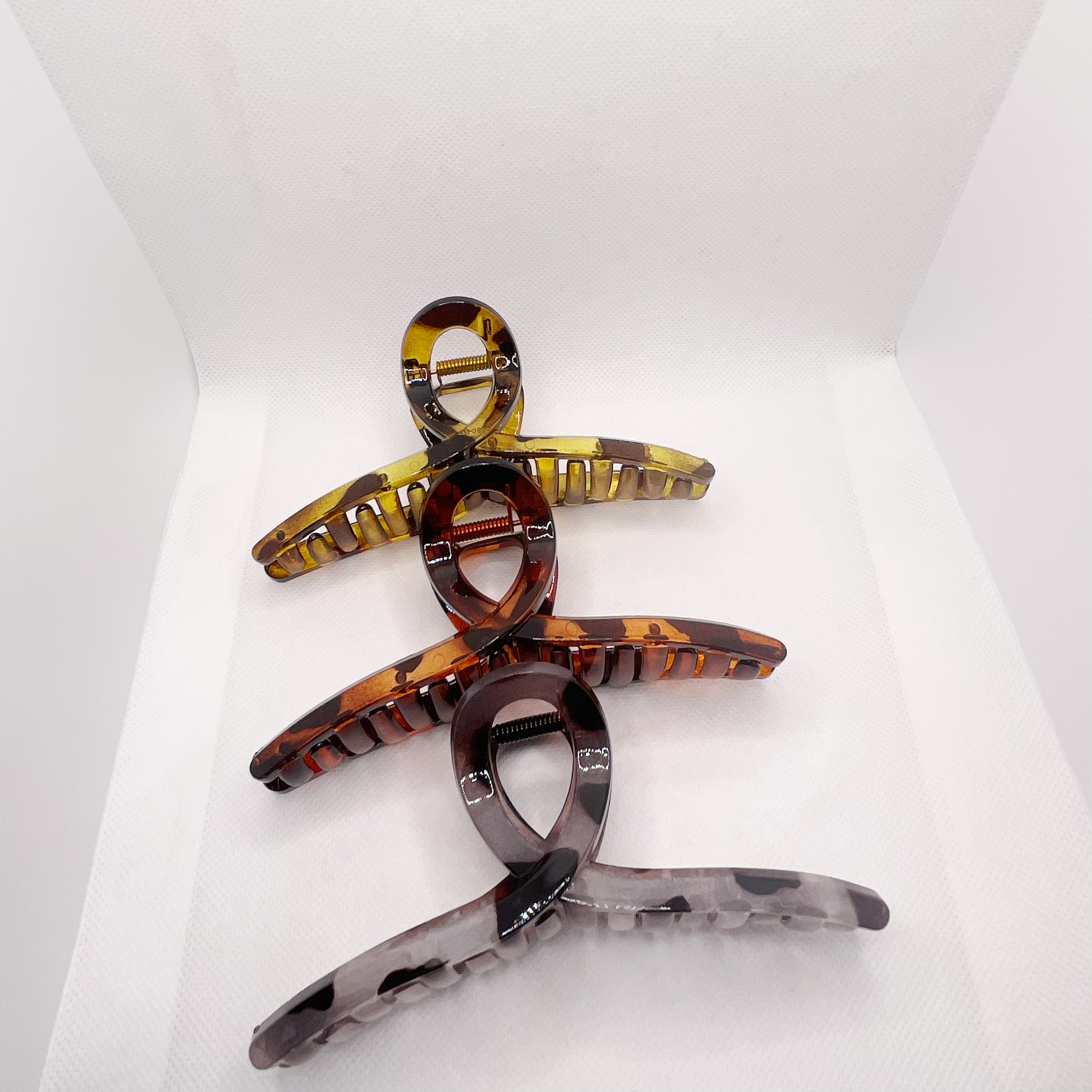 Japanese-style polka dot triangular hollowed-out women's high-end hairpin 2025 new high-end large-sized hair accessory