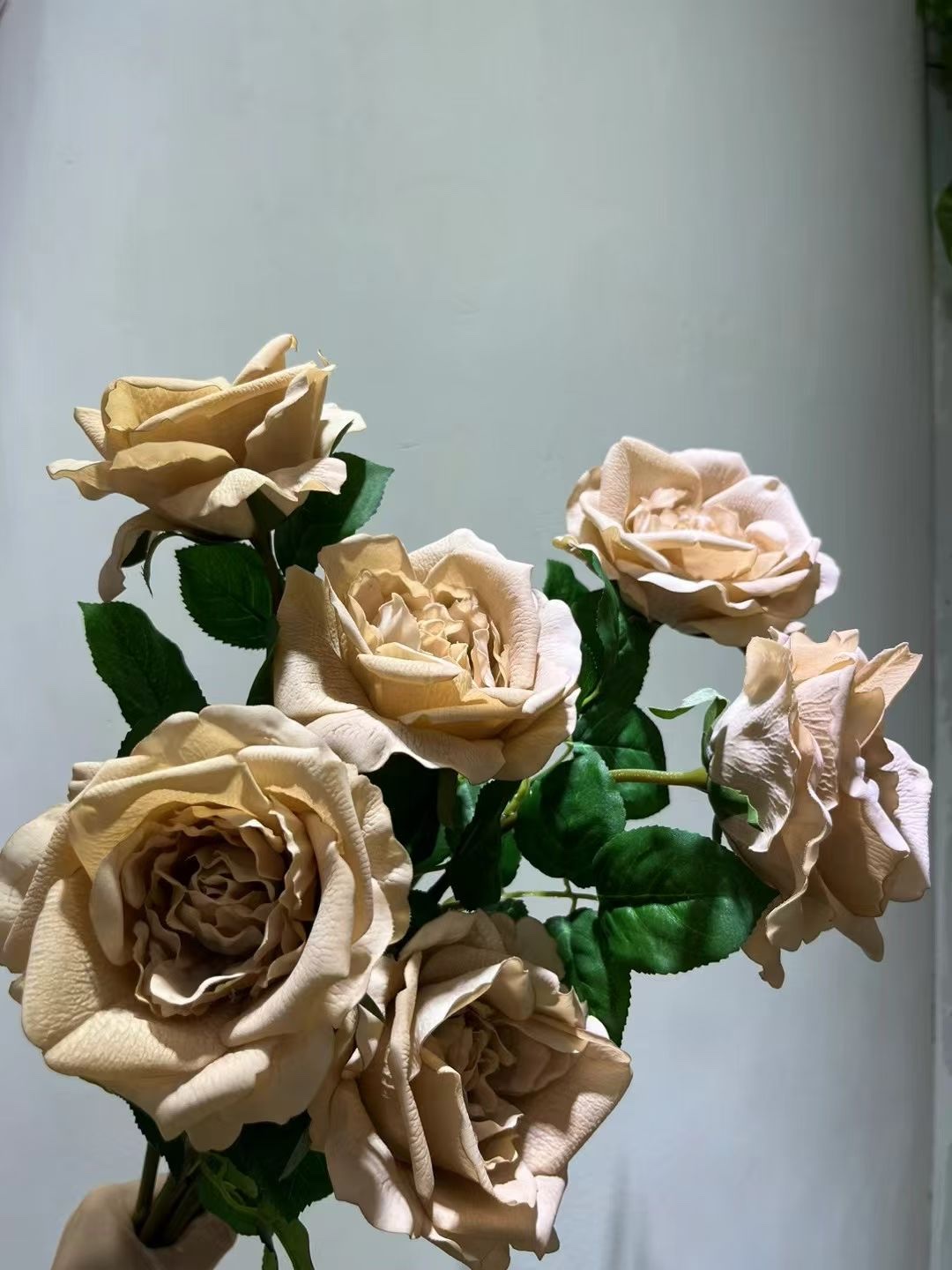 春季花园仿真花塑膠花硅胶人造花装饰摆设广州制造单支手感玫瑰白底实物图