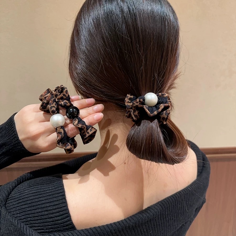 Emilia's new autumn and winter hair accessories feature leopard print small intestine loops with velvet edges, high-elasticity ponytail hair ties, and hair ties that won't damage your hair details Picture