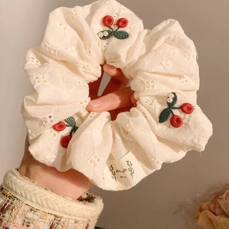 The 2025 new large intestine hair band, Korean version bestseller, hair tie, headwear and hair band, versatile hair accessories, must-have trendy accessories for girls Application Scenario