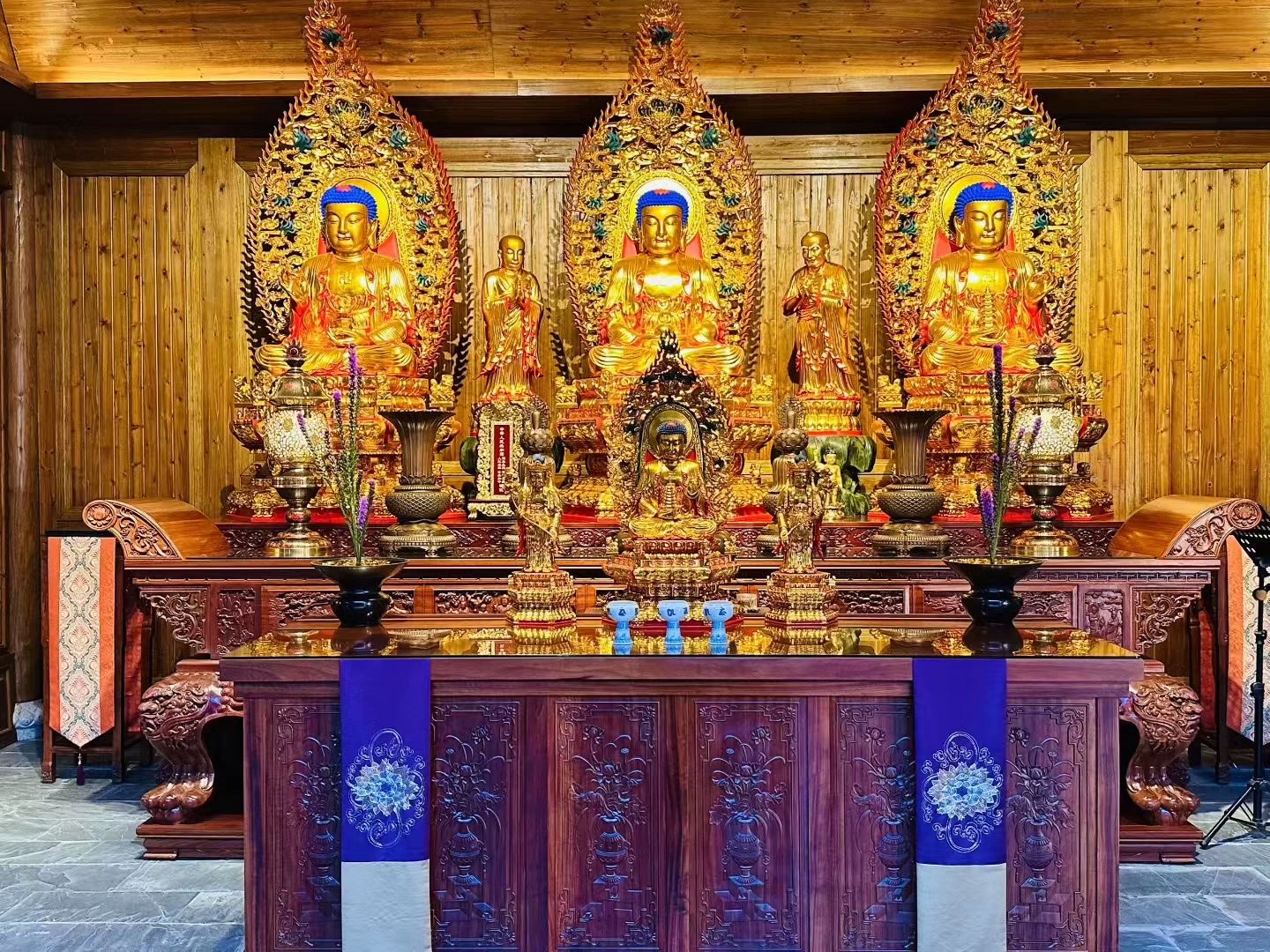 Buddha statues, jade Guanyin sculptures, deities, Buddhist utensils, offerings, decorative handicrafts, ornaments, and new Buddhist utensils and deities details Picture